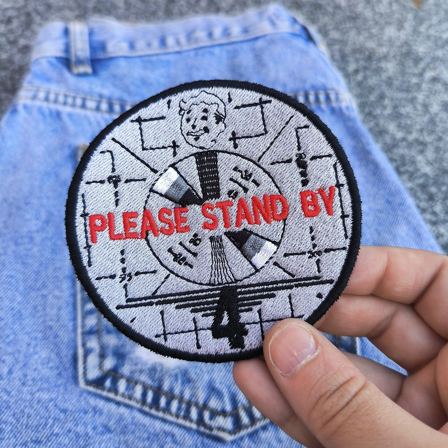 Parche Bordado Fallout Please Stand By - Valkynea