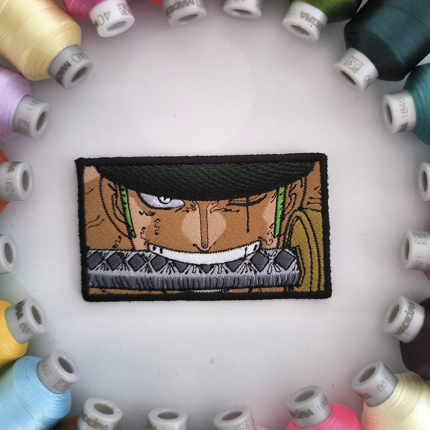 Parche Bordado Anime One Piece Zoro Mirada 10cm - Valkynea